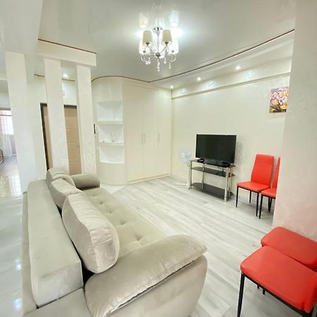 Two Bedroom Large Apartment In Kischinau Exterior foto
