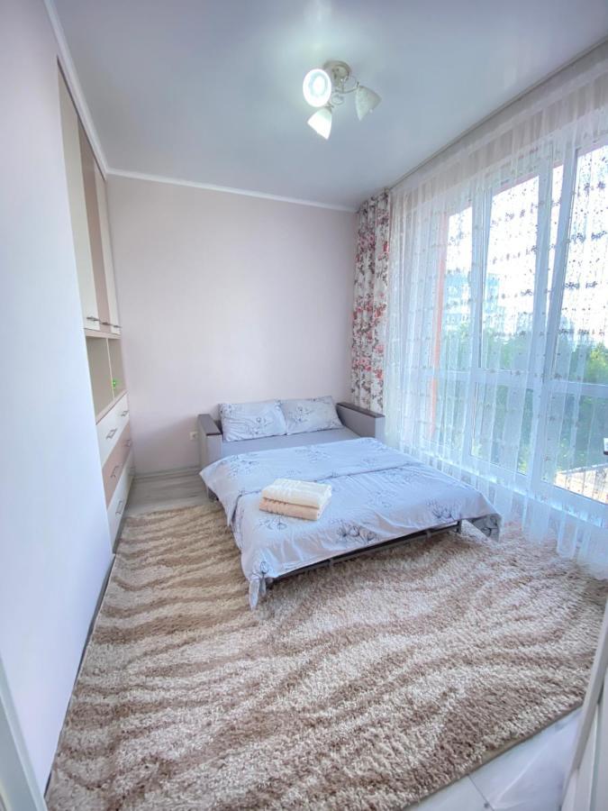 Two Bedroom Large Apartment In Kischinau Exterior foto