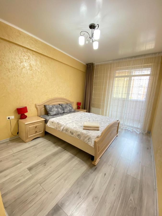 Two Bedroom Large Apartment In Kischinau Exterior foto