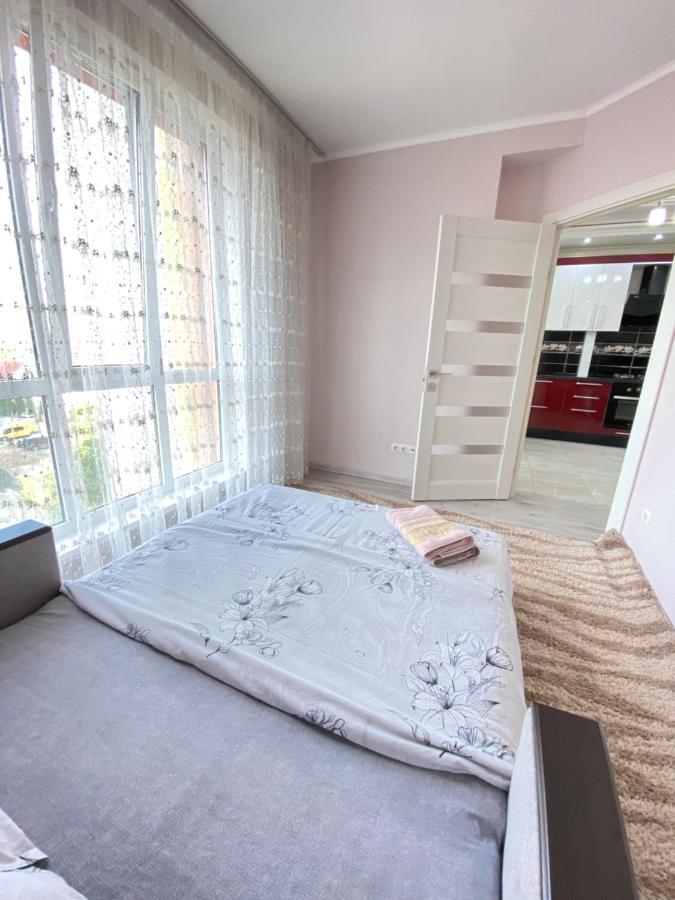 Two Bedroom Large Apartment In Kischinau Exterior foto