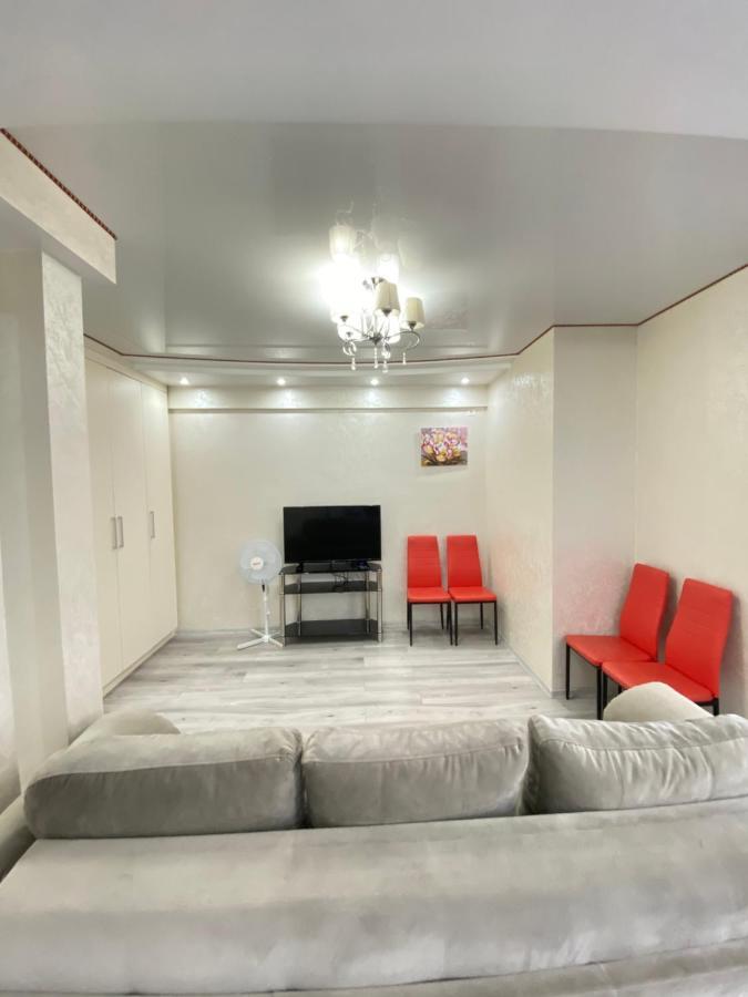 Two Bedroom Large Apartment In Kischinau Exterior foto